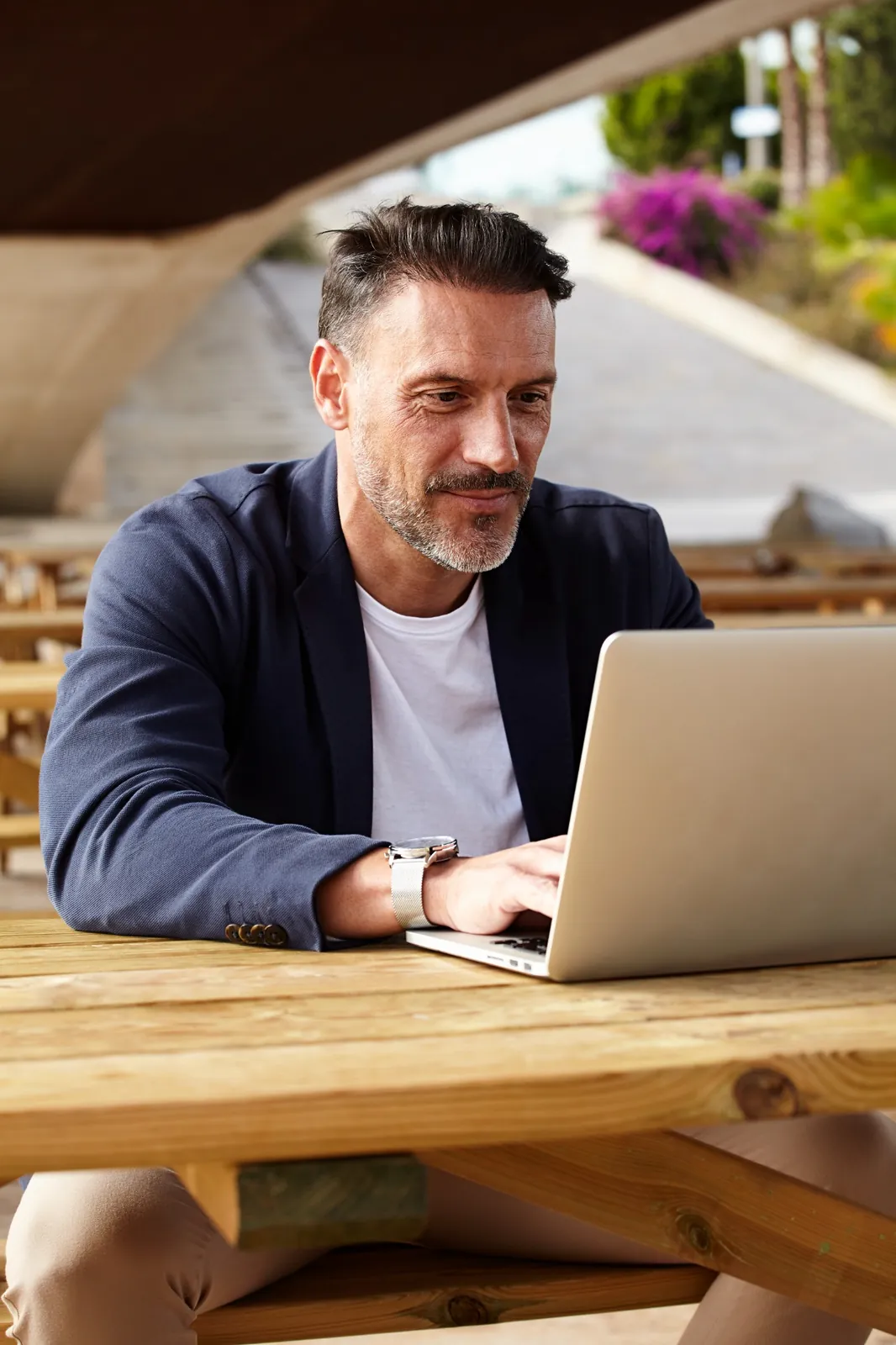 Empresário utilizando computador para gestão fiscal